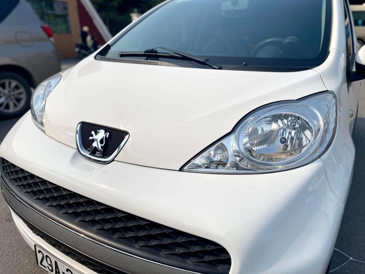 Peugeot 107 2010 - Màu trắng, xe nhập số tự động