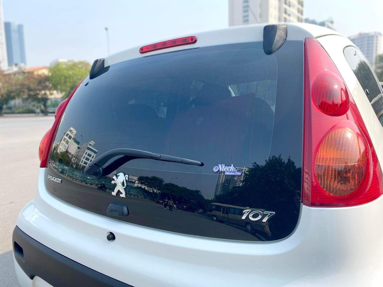 Peugeot 107 2010 - Màu trắng, xe nhập số tự động