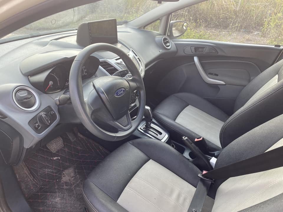 Ford Fiesta 2013 - Màu trắng giá ưu đãi