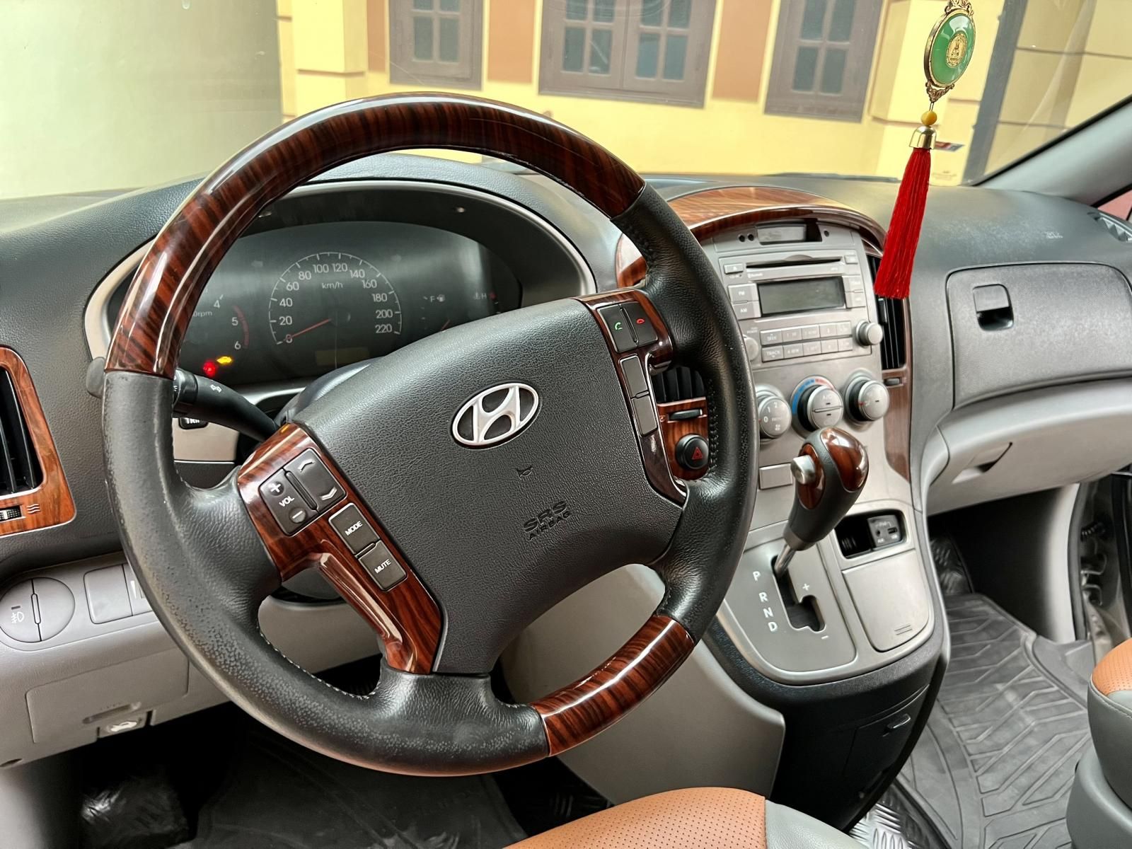 Hyundai Grand Starex 2012 - Bán xe tải van 5 chỗ, 600kg, đời 2012, số tự động, máy dầu