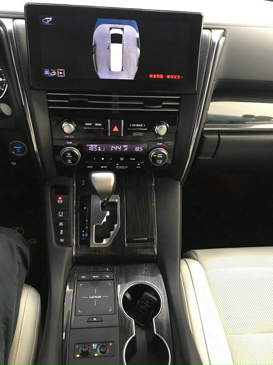 Lexus LM 300 2020 - Xe màu đen, 7 chỗ