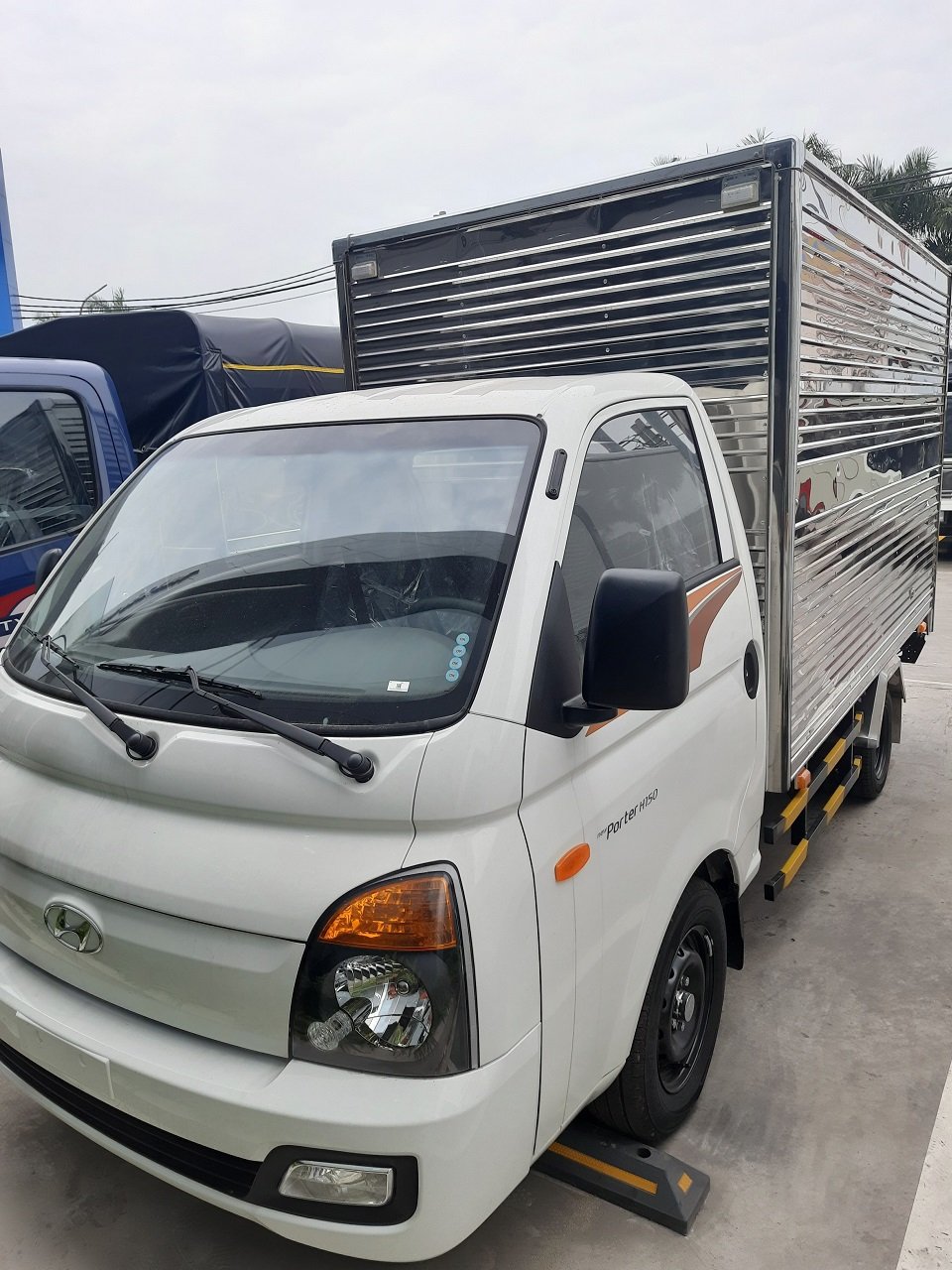 Hyundai Porter 2022 - Bán xe tải 1,5 tấn màu trắng thùng kín inox, sẵn xe giao ngay tại Hyundai Bắc Việt, Long Biên, Hà Nội