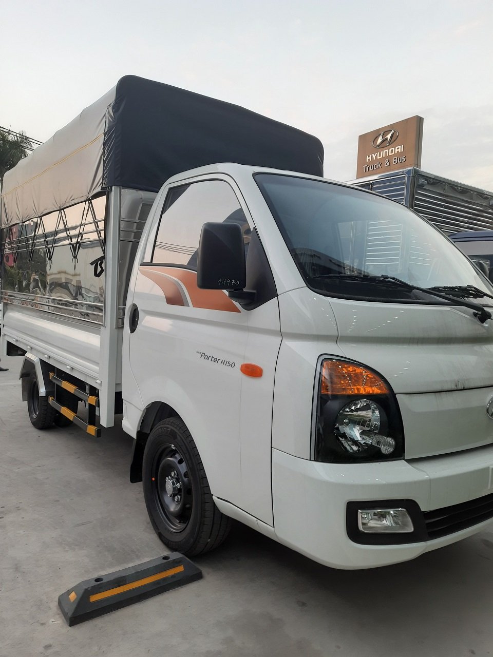 Hyundai Porter 2022 - Bán xe tải thùng bạt 1,5 tấn màu trắng, sẵn xe giao ngay tại Hyundai Bắc Việt, Long Biên, Hà Nội