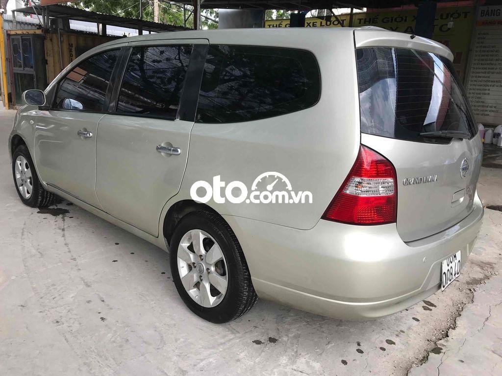 Nissan Grand livina tôi cần bán xe nisan Livina 7 chỗ số sàn 2011 - tôi cần bán xe nisan Livina 7 chỗ số sàn