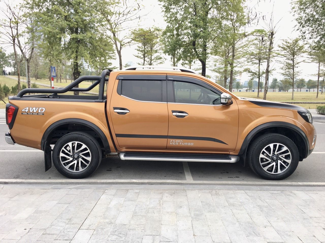 Nissan Navara 2020 - Xe màu nâu