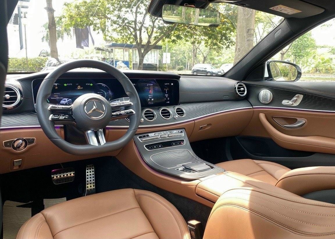 Mercedes-Benz E300 2022 - Xe màu đen
