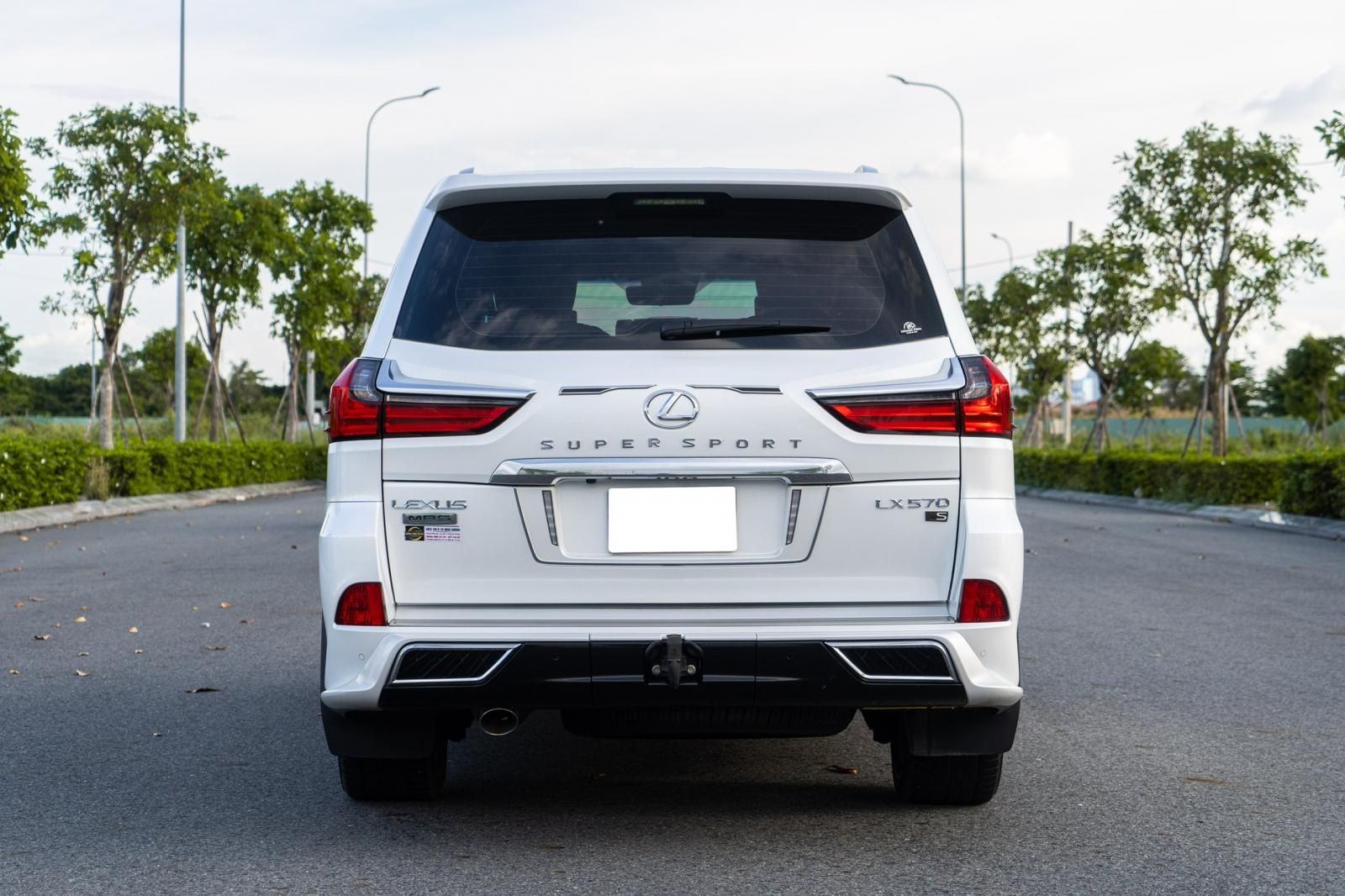 Lexus LX 570 2020 - Trắng - nội thất nâu