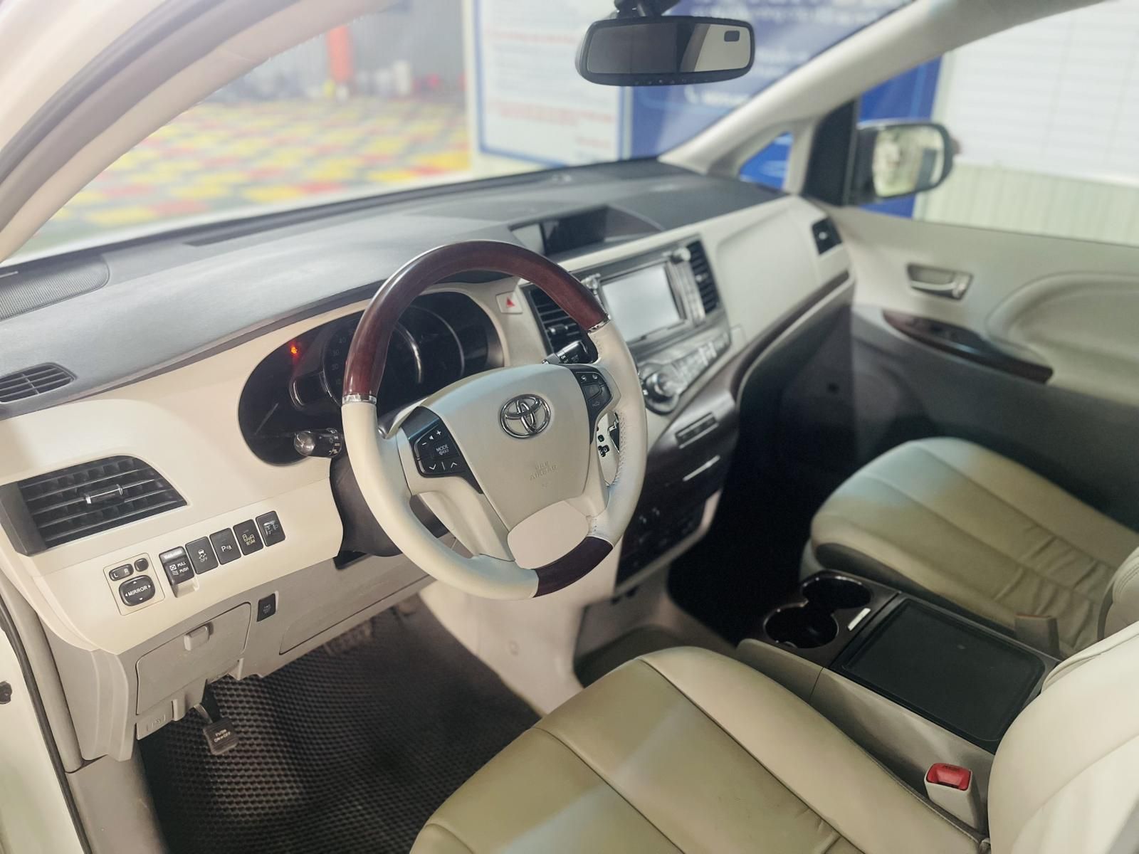 Toyota Sienna 2012 - Giá niêm yết 1 tỷ 368 triệu đồng - Miễn phí 100% thuế trước bạ - Tặng ngay 1 miếng vàng thần tài khi mua xe trong tháng