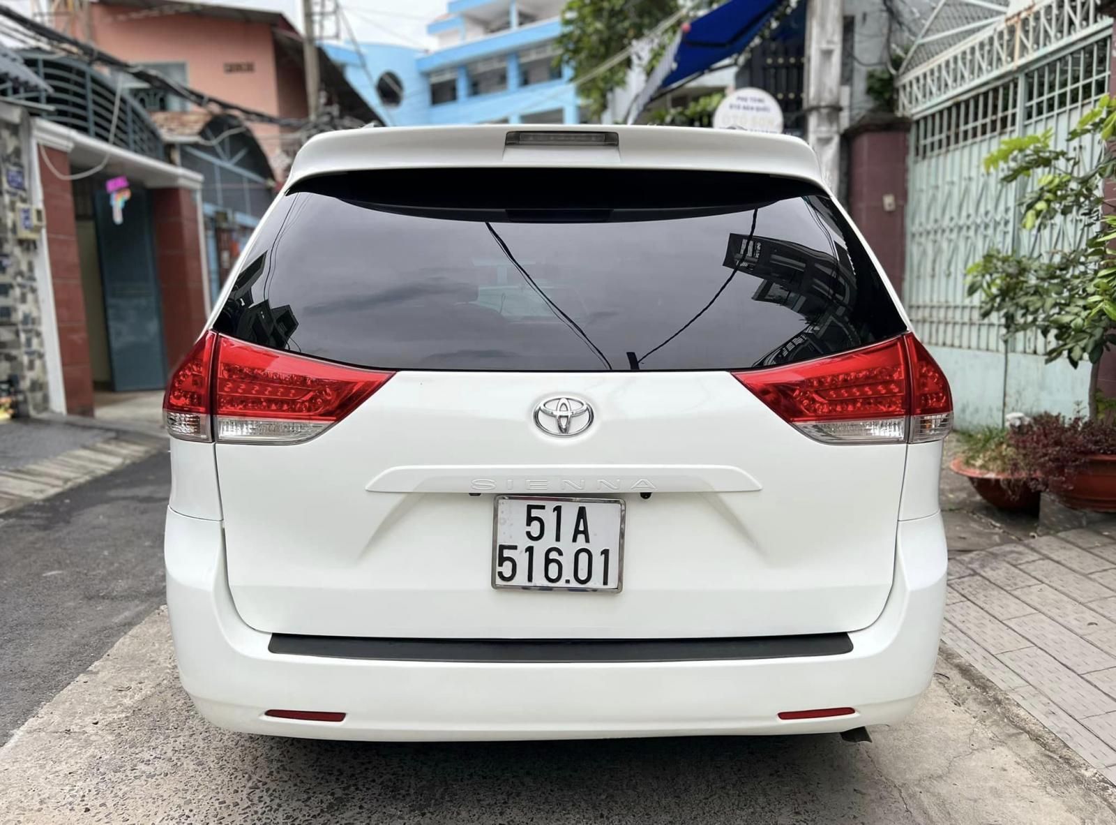 Toyota Sienna 2011 - Màu trắng giá hữu nghị