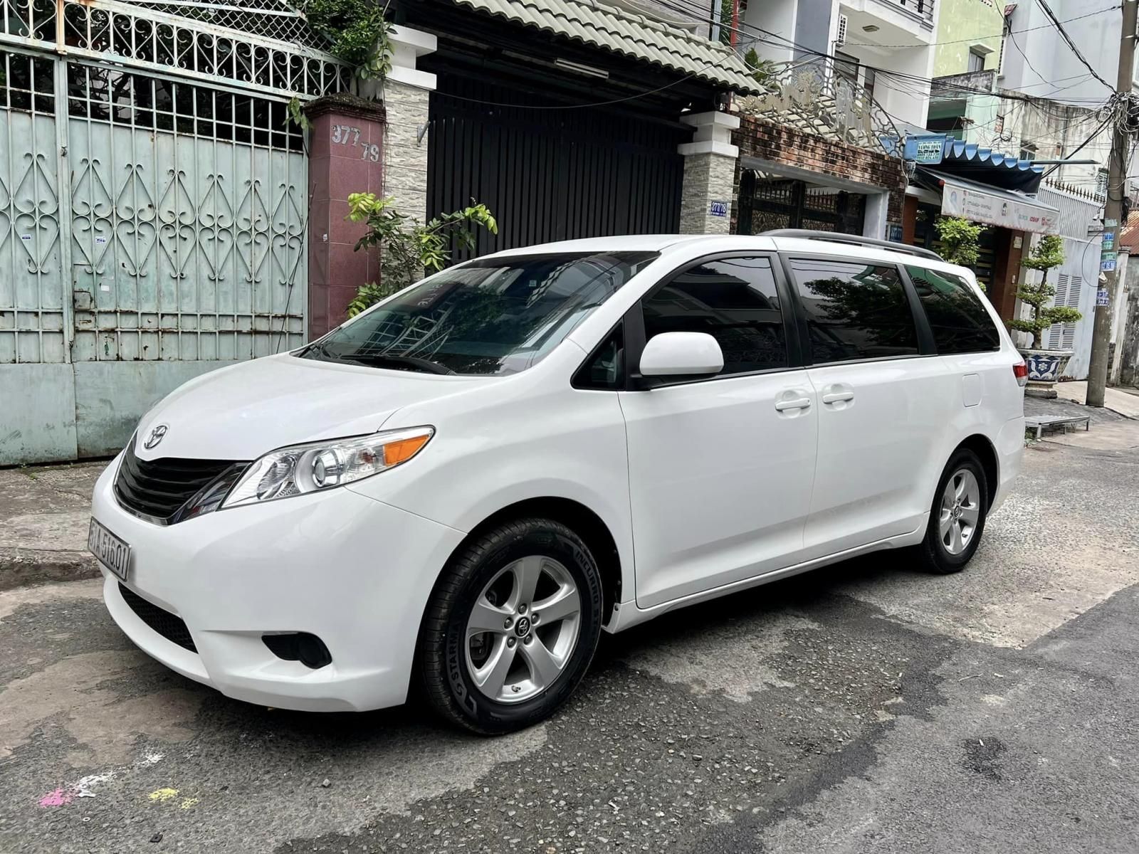 Toyota Sienna 2011 - Màu trắng giá hữu nghị