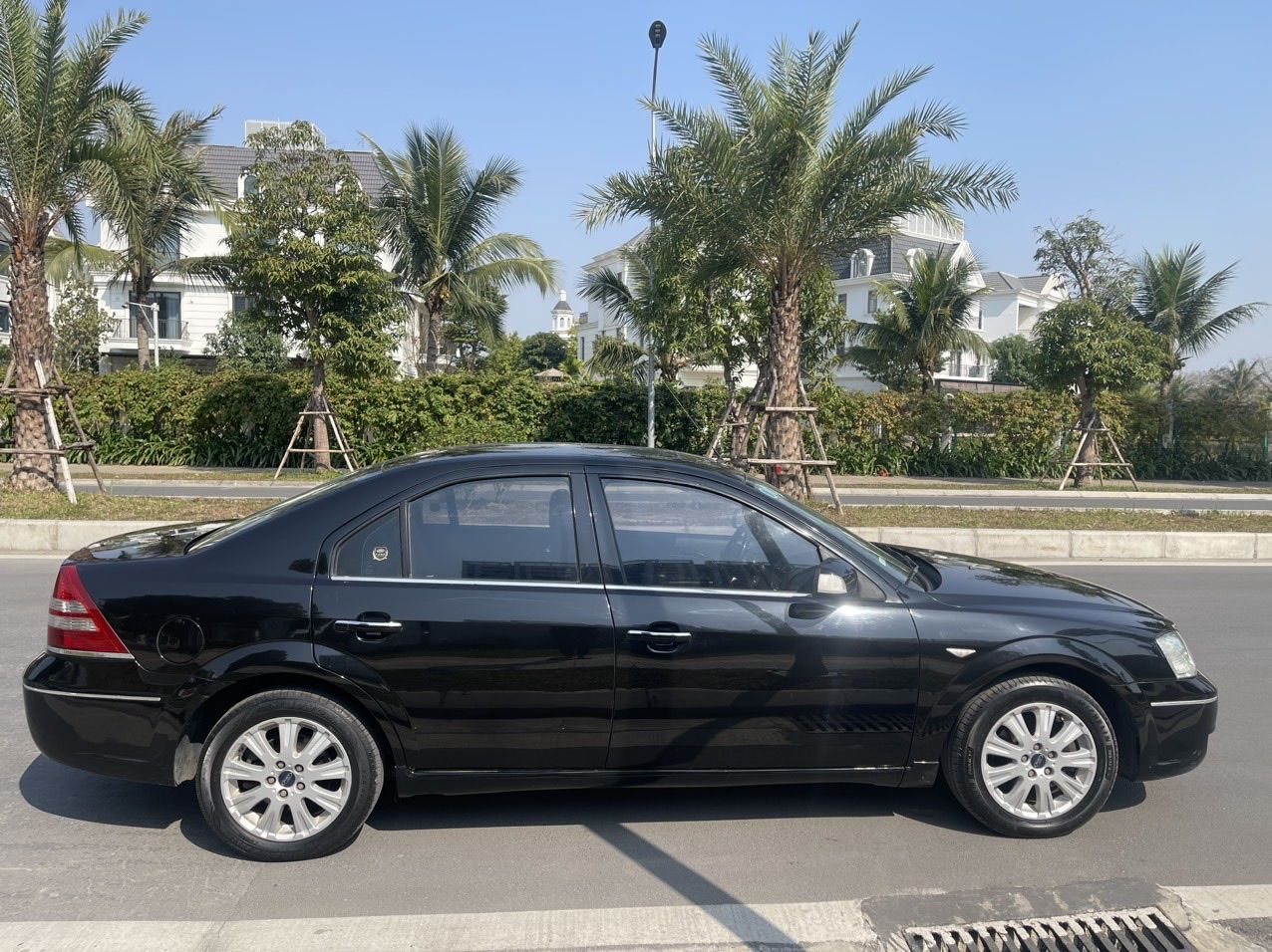 Ford Mondeo 2008 - Bản 2.5AT tự động, tôi công chức đi ít nên xe còn rất đẹp. Xe bản đủ bóng khí, phanh ABS