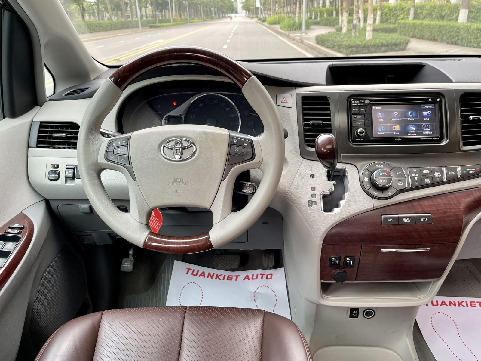 Toyota Sienna 2013 - Màu đen/nâu