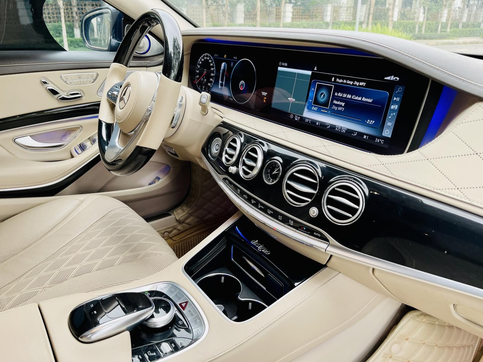 Mercedes-Benz 2019 - Màu xanh, nội thất kem