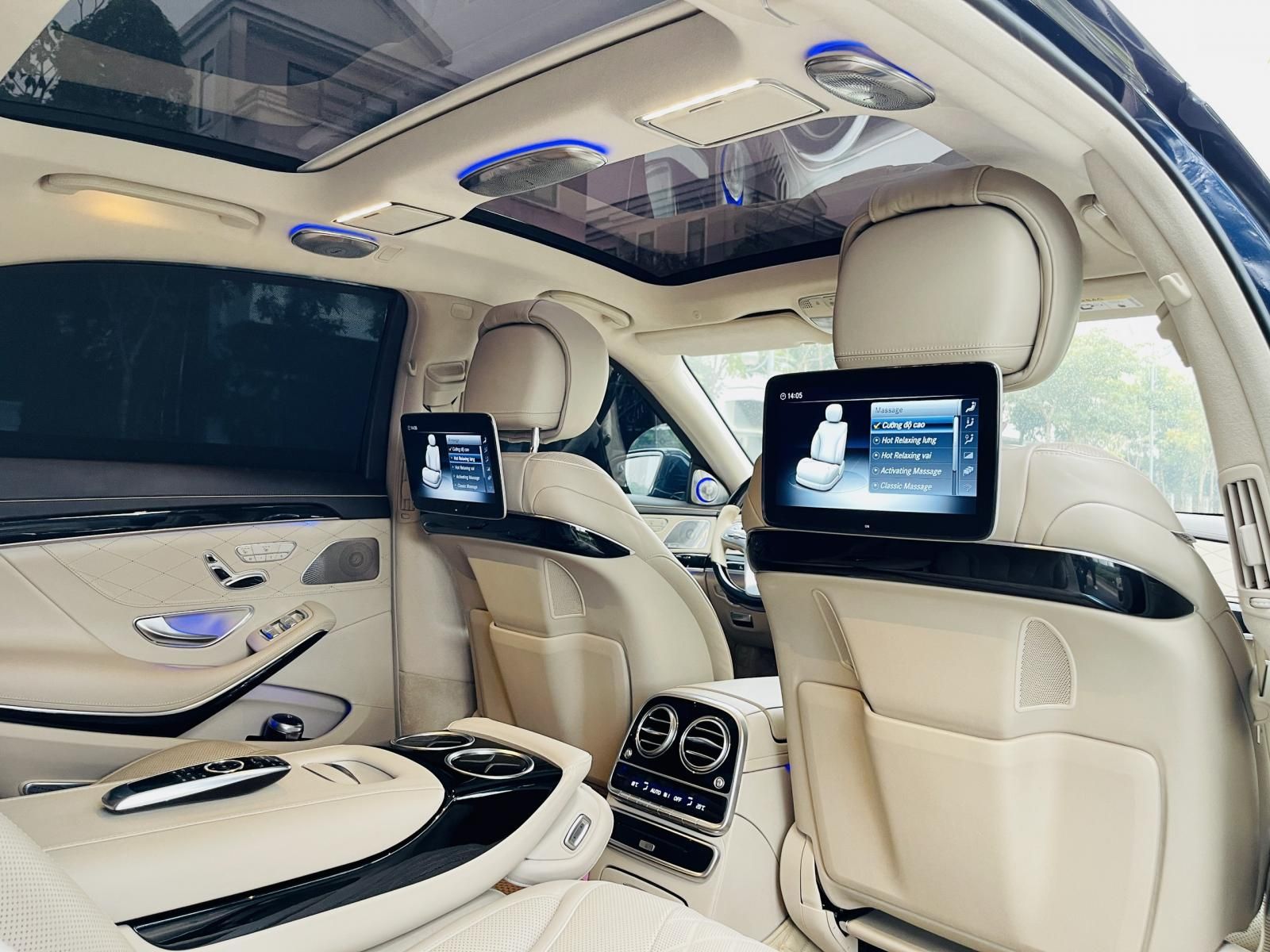 Mercedes-Benz 2019 - Màu xanh, nội thất kem