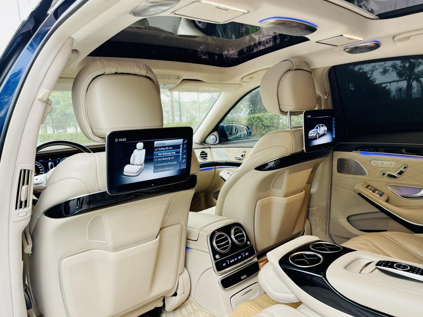 Mercedes-Benz 2019 - Màu xanh, nội thất kem