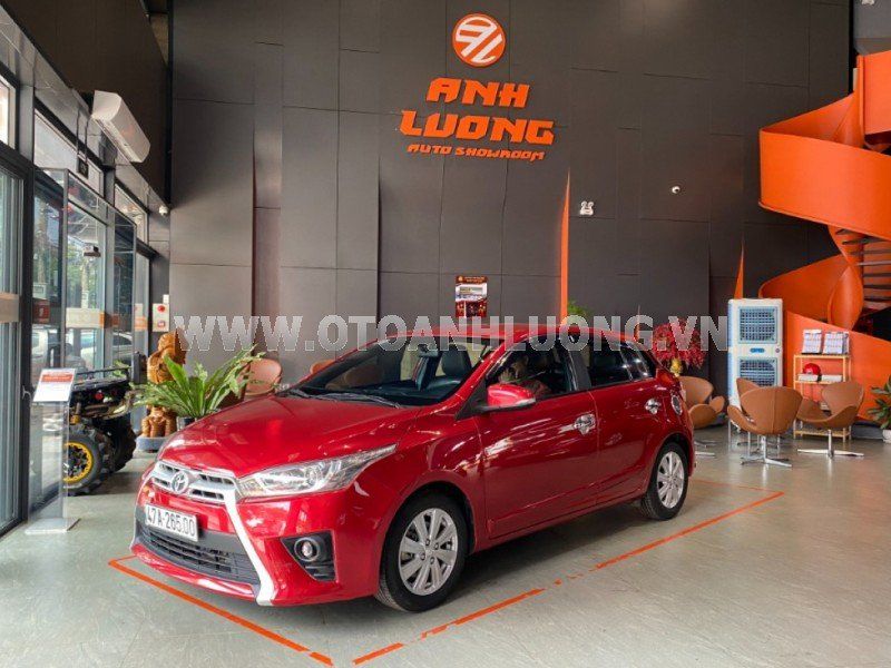 Toyota Yaris 2015 - Xe màu đỏ, xe nhập