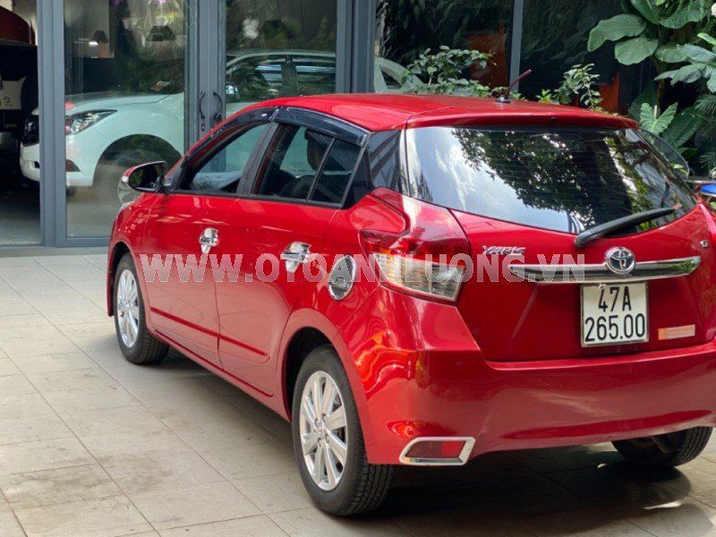 Toyota Yaris 2015 - Xe màu đỏ, xe nhập