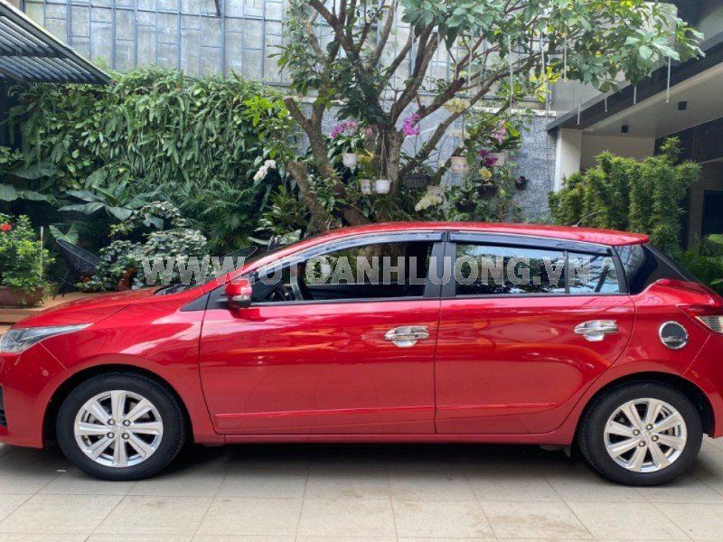 Toyota Yaris 2015 - Xe màu đỏ, xe nhập