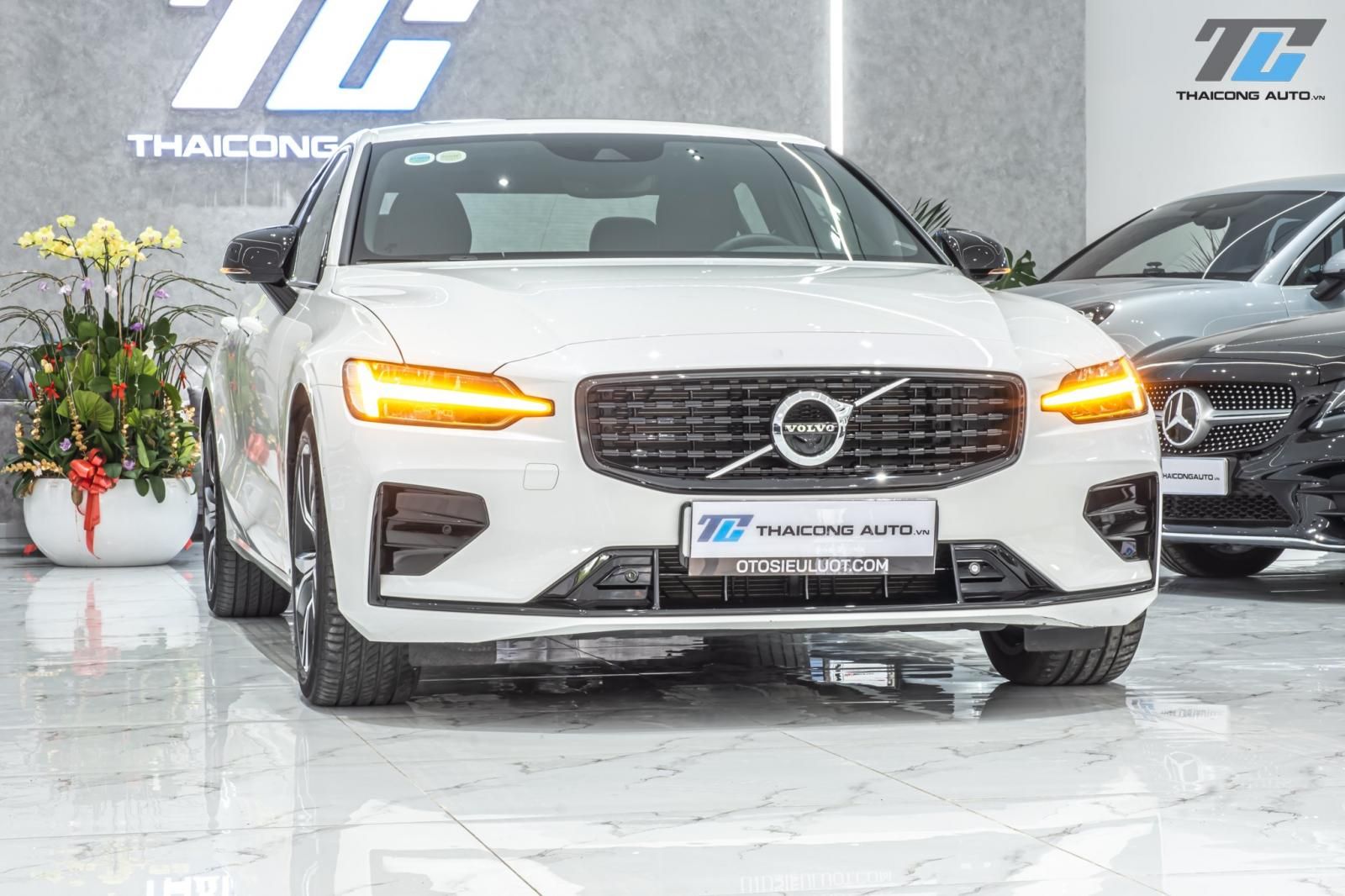 Volvo S60 2022 - Động cơ B5 xăng kèm động cơ điện