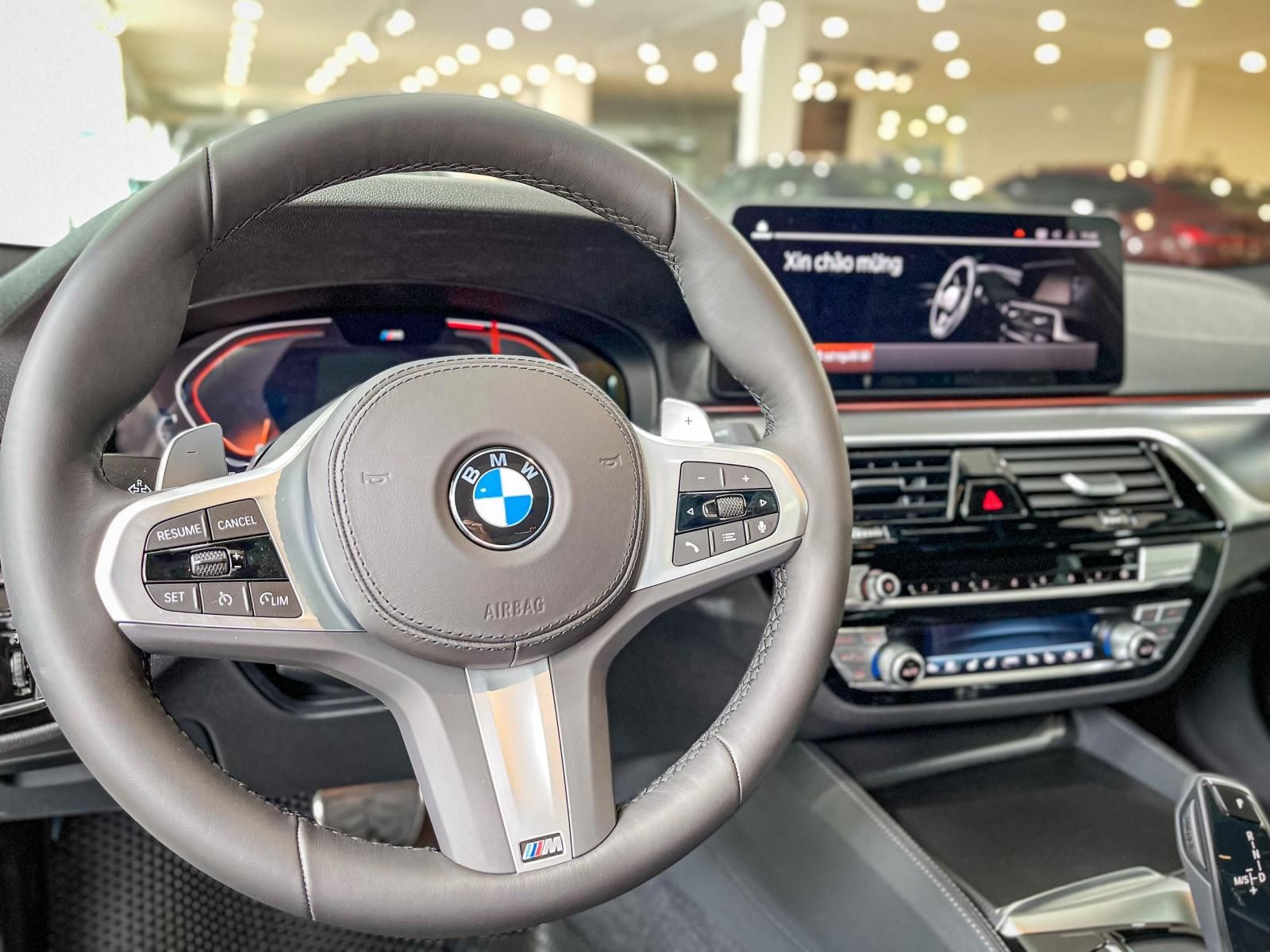 BMW 530i 2022 - Ưu đãi cực tốt đầu năm, tặng phụ kiện theo xe, quà trao tay