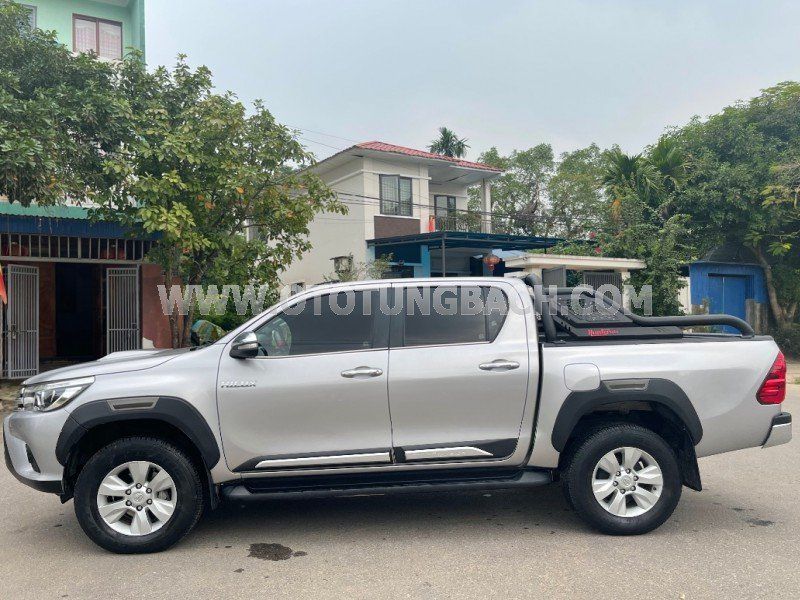 Toyota Hilux 2015 - Màu bạc, xe nhập