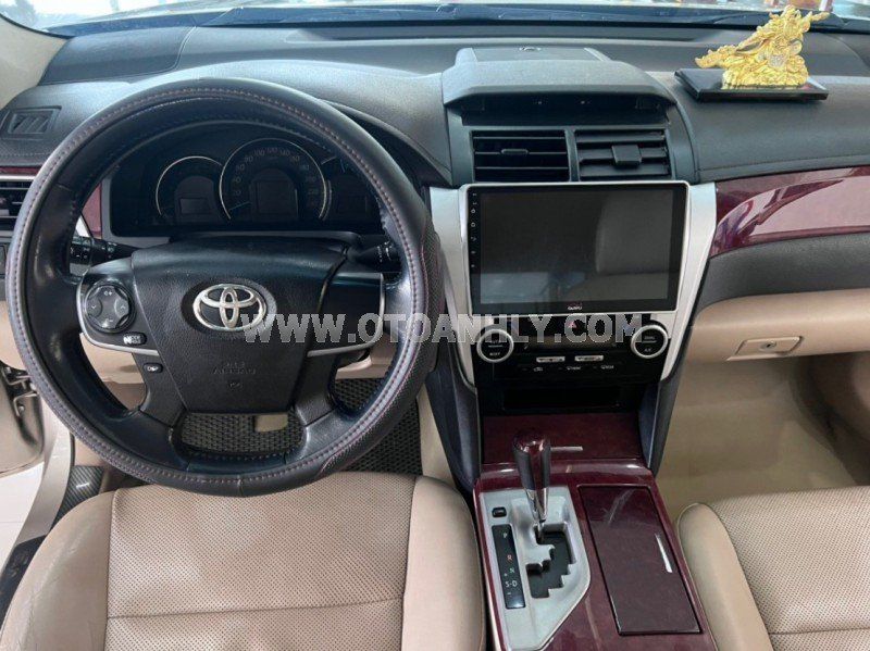 Toyota Camry 2013 - Xe màu bạc
