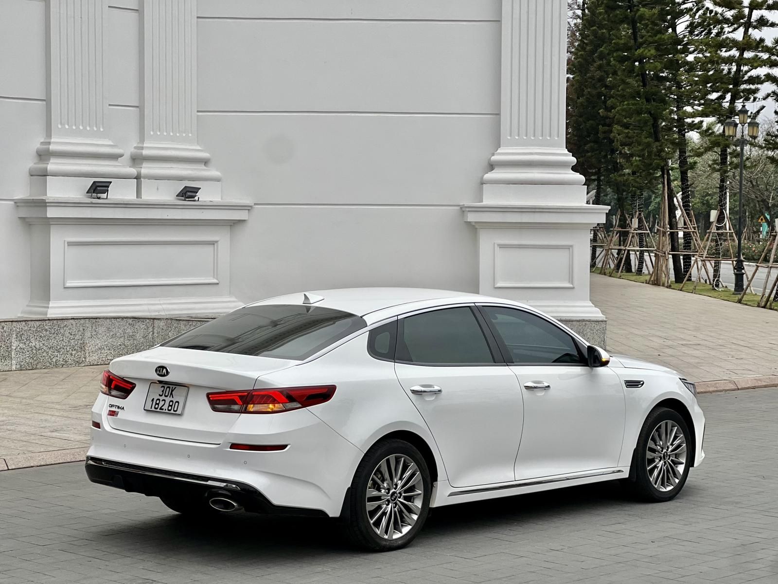 Kia Optima 2020 - Màu trắng giá cạnh tranh