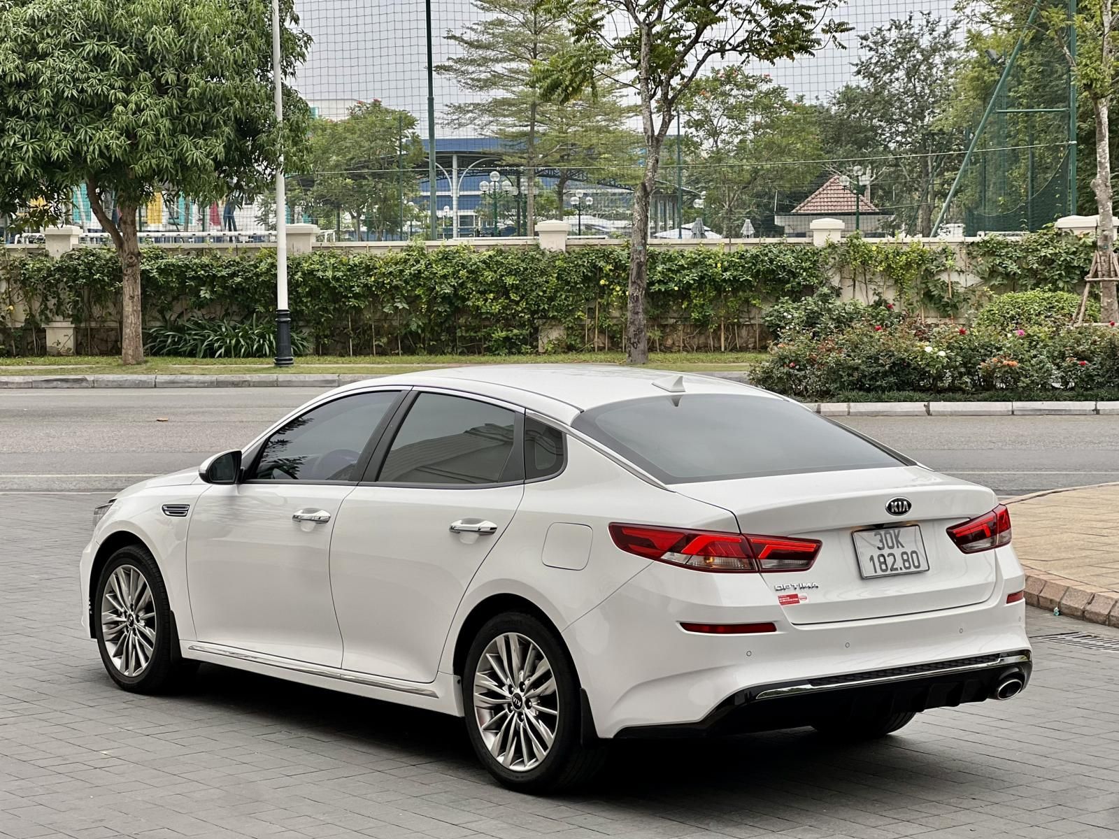 Kia Optima 2020 - Màu trắng giá cạnh tranh