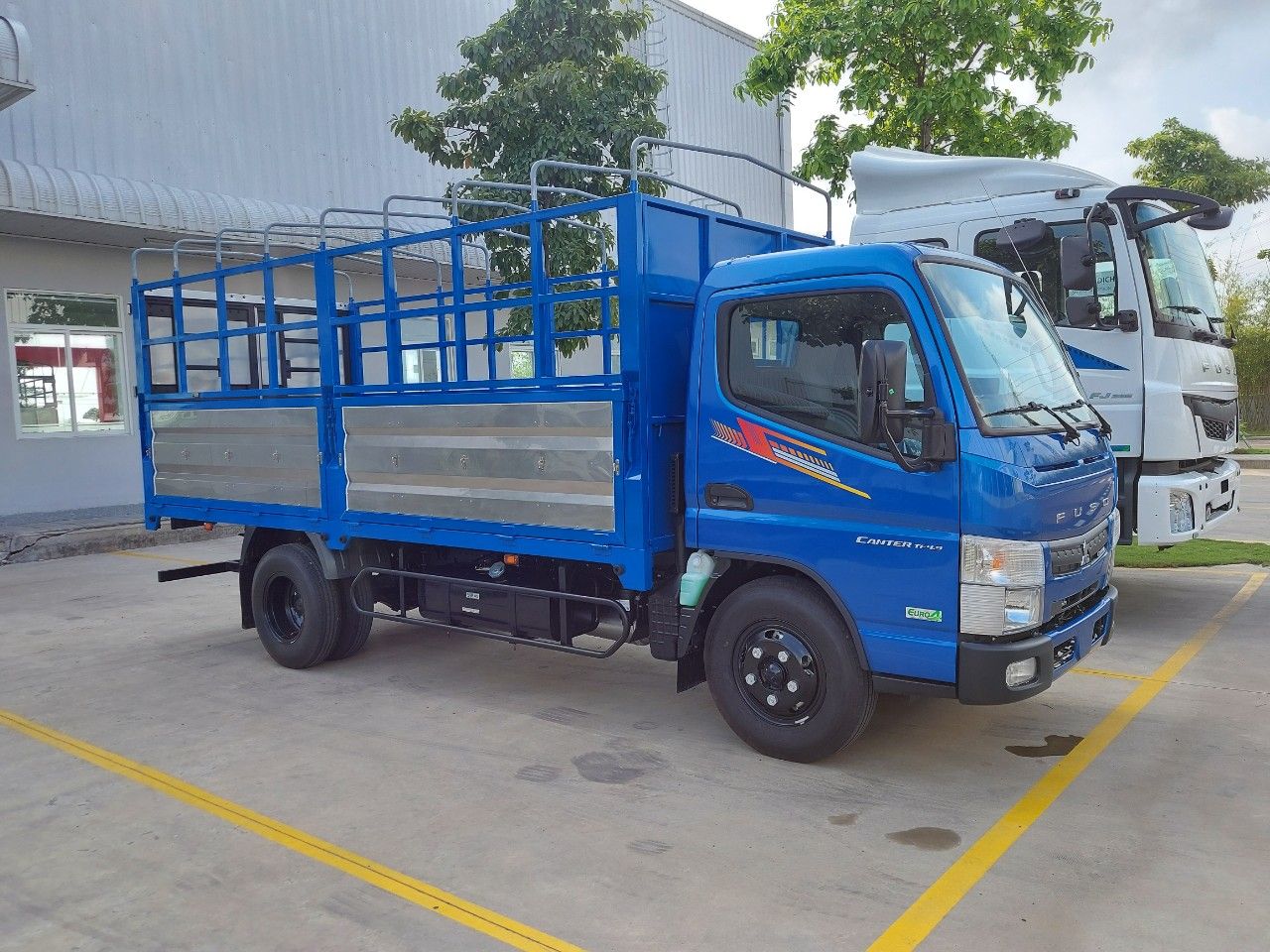 Mitsubishi Fuso 2022 - Thùng 4m45, tải 1,95 tấn giao ngay