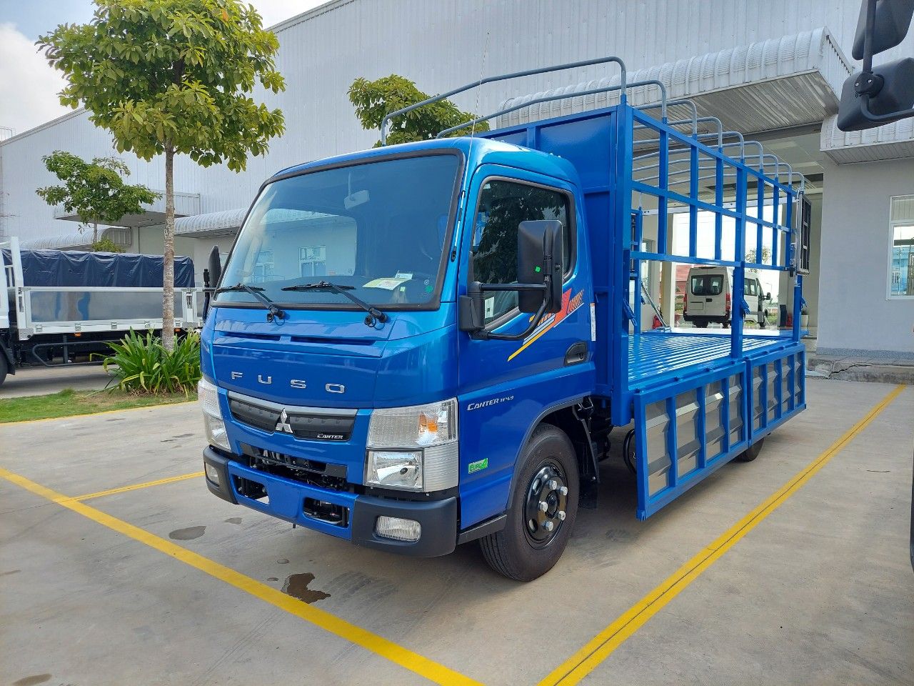 Mitsubishi Fuso 2022 - Thùng 4m45, tải 1,95 tấn giao ngay