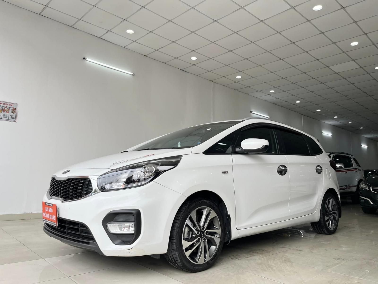 Kia Rondo 2017 - Màu trắng, nhập khẩu số sàn