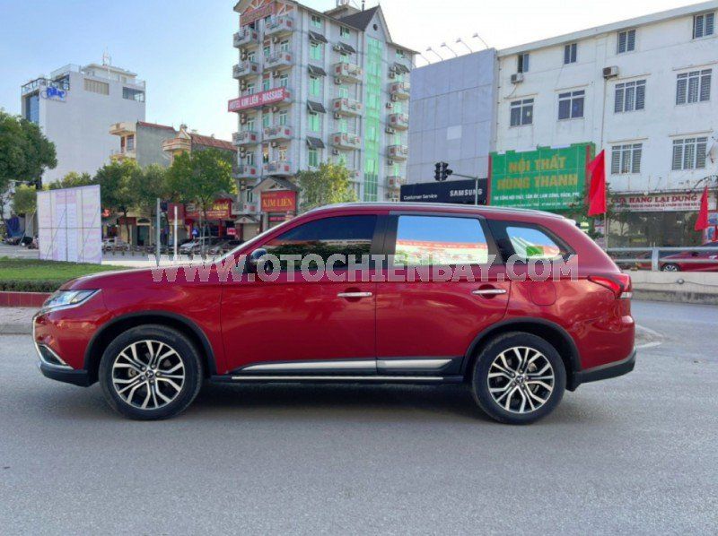 Mitsubishi Outlander 2018 - Màu đỏ giá cạnh tranh