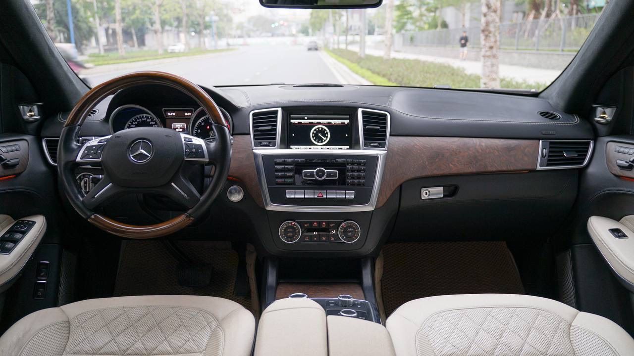 Mercedes-Benz GL 500 2016 - Màu đen, nội thất kem