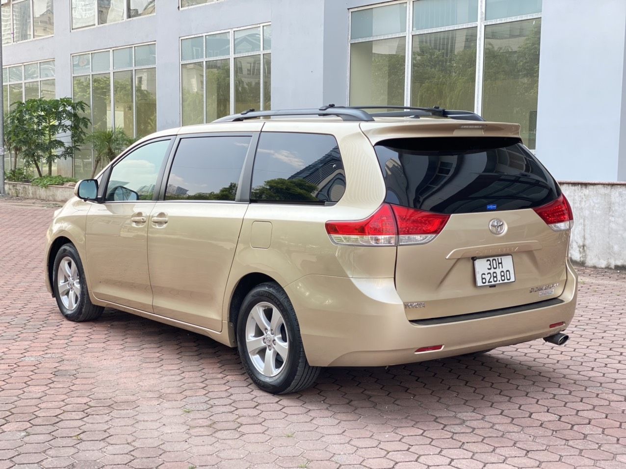 Toyota Sienna 2011 - Cần bán gấp xe nhập khẩu giá 990tr