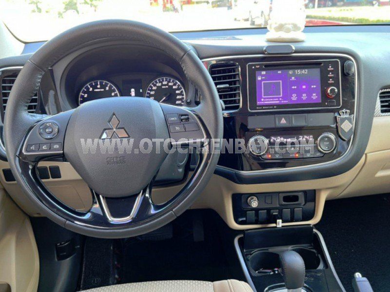 Mitsubishi Outlander 2018 - Màu đỏ giá cạnh tranh