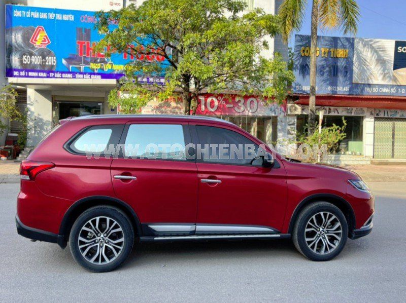 Mitsubishi Outlander 2018 - Màu đỏ giá cạnh tranh