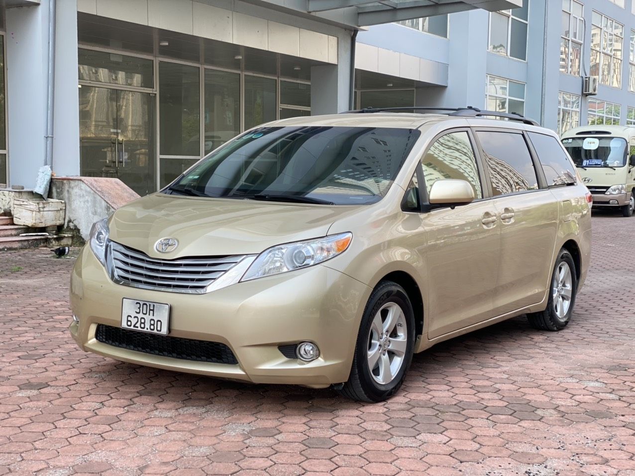 Toyota Sienna 2011 - Cần bán gấp xe nhập khẩu giá 990tr