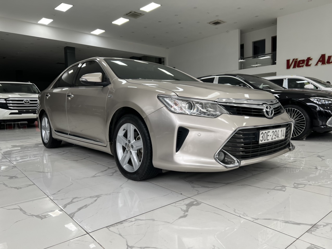 Toyota Camry 2.5Q 2017 - Cần bán lại xe Toyota Camry 2.5Q sản xuất năm 2017, màu vàng cát 