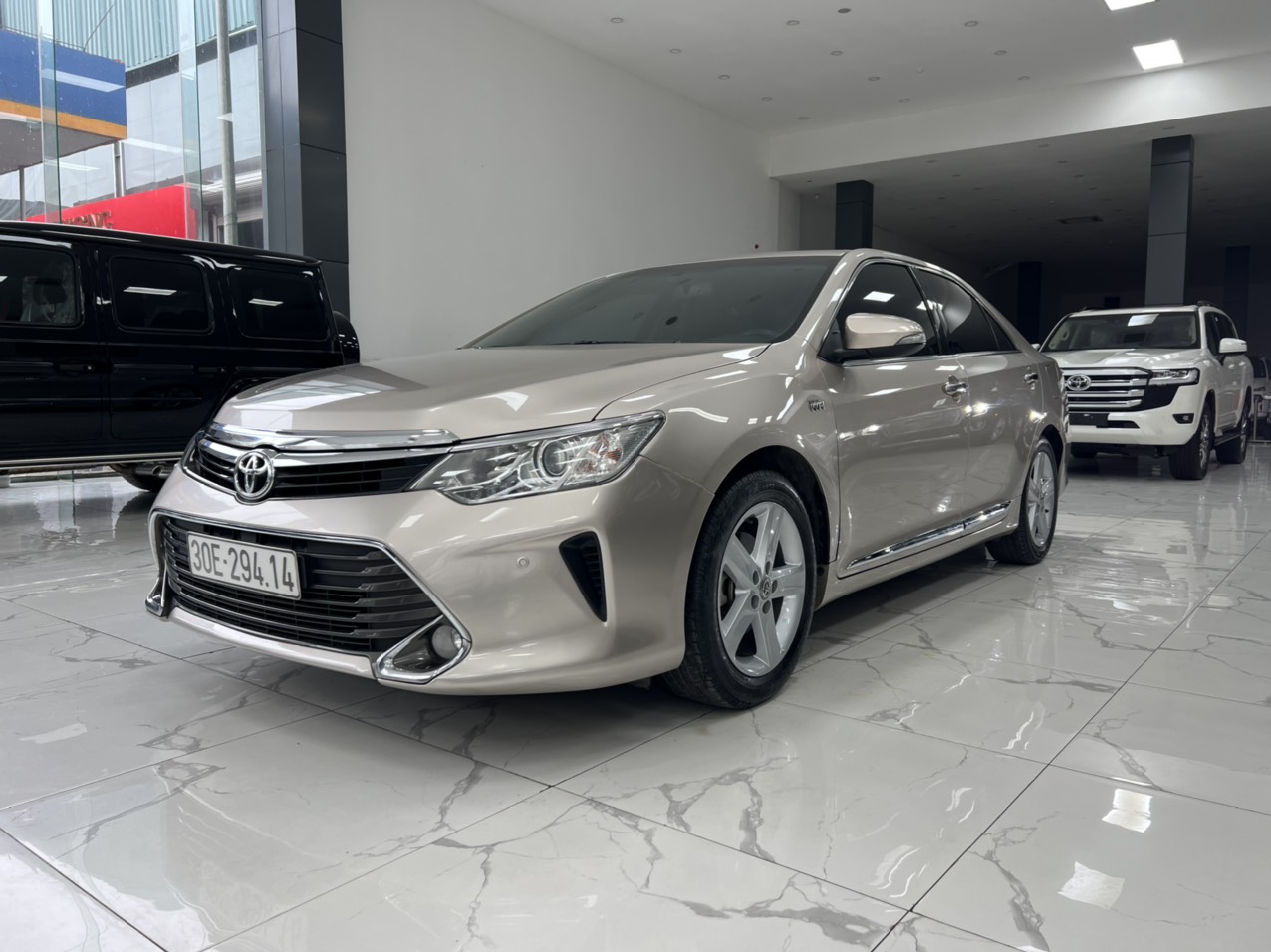 Toyota Camry 2.5Q 2017 - Cần bán lại xe Toyota Camry 2.5Q sản xuất năm 2017, màu vàng cát 