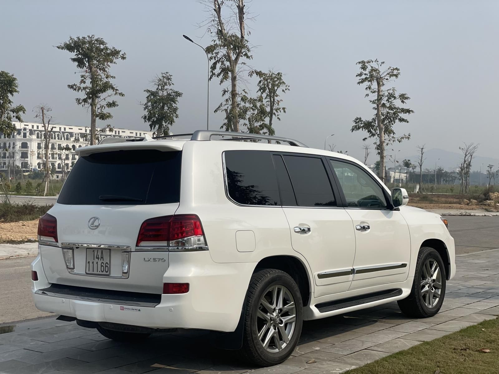 Lexus LX 570 2013 - Xe màu trắng, nhập khẩu