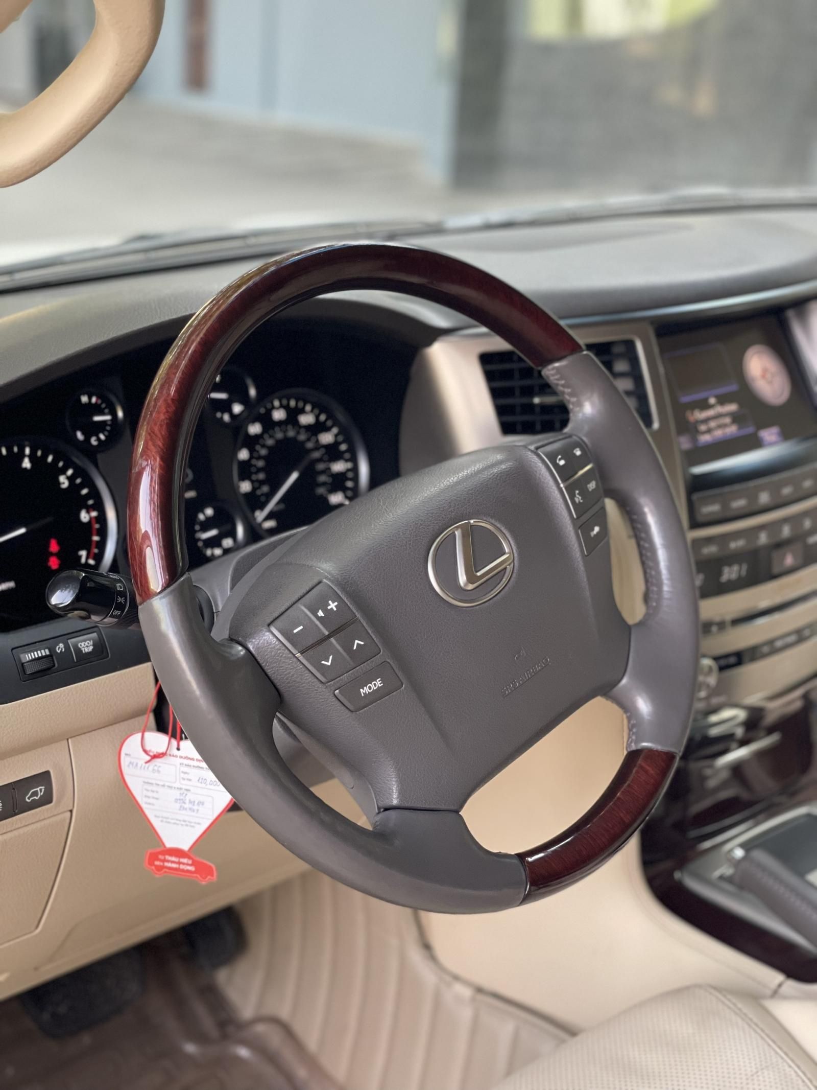 Lexus LX 570 2013 - Xe màu trắng, nhập khẩu