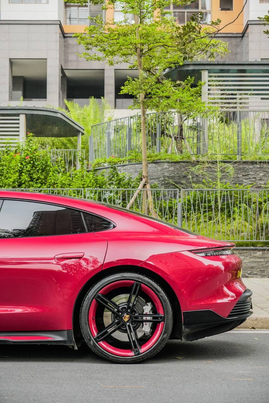 Porsche Taycan 2021 - Màu đỏ Carmine Red