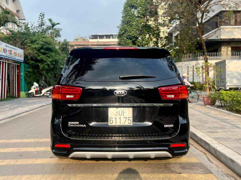 Kia Sedona 2018 - Màu đen, 850tr