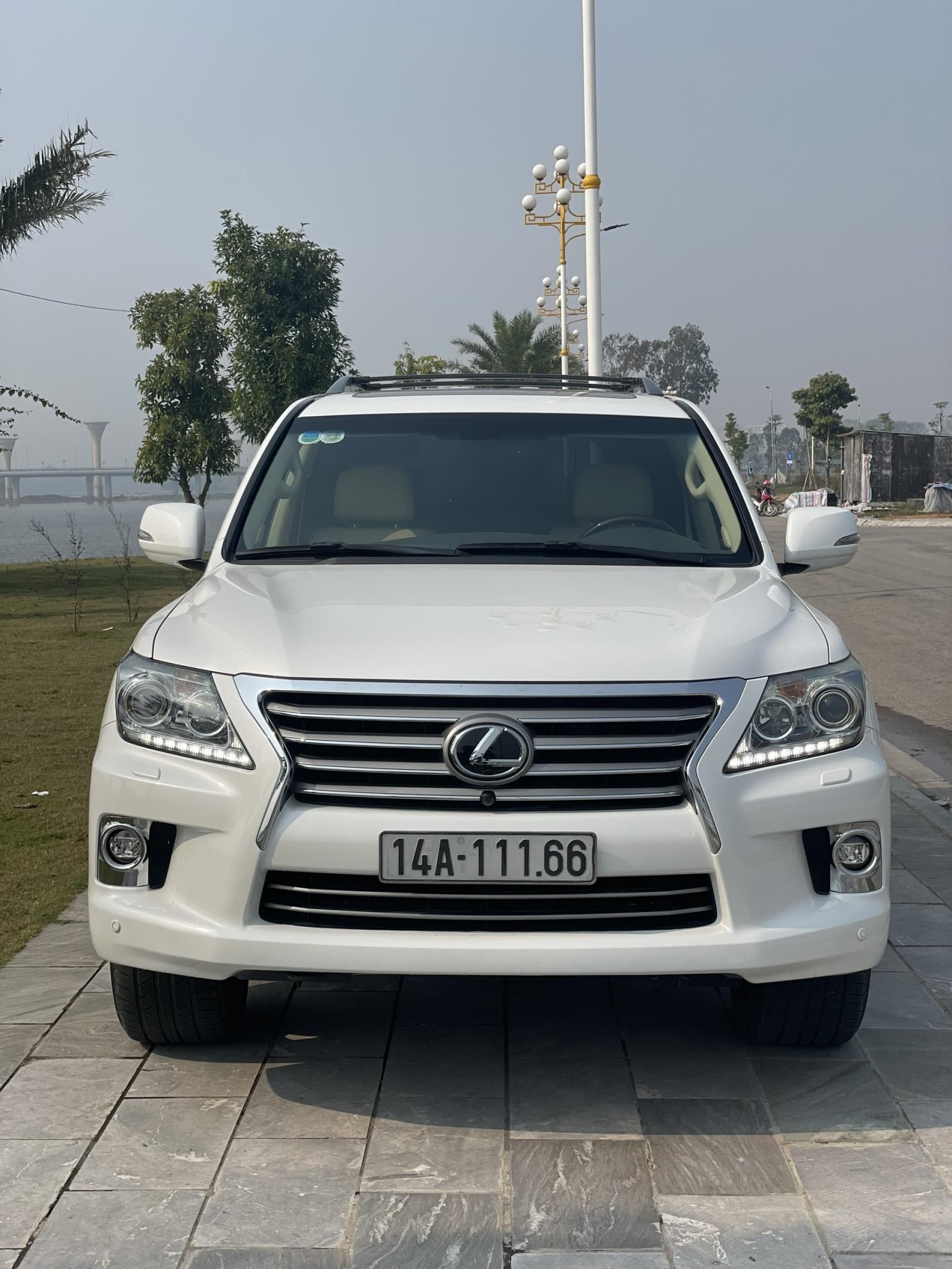 Lexus LX 570 2013 - Xe màu trắng, nhập khẩu