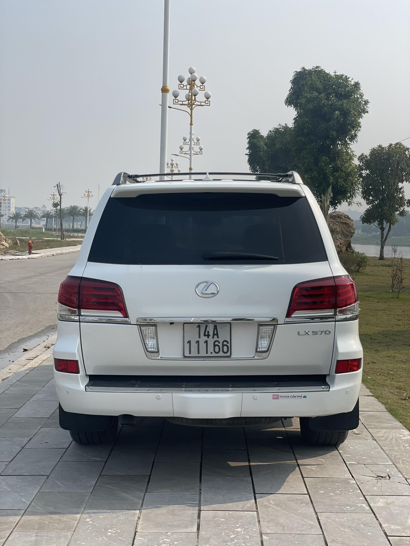 Lexus LX 570 2013 - Xe màu trắng, nhập khẩu