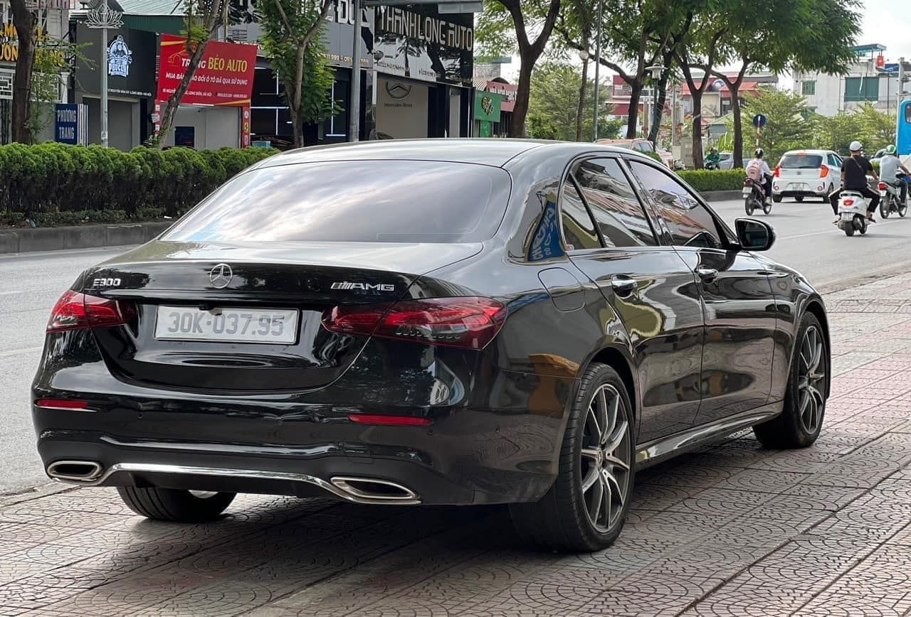 Mercedes-Benz E300 2020 - Màu đen