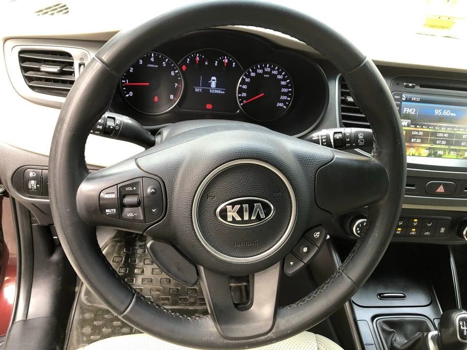 Kia Rondo 2018 - Màu đỏ số sàn