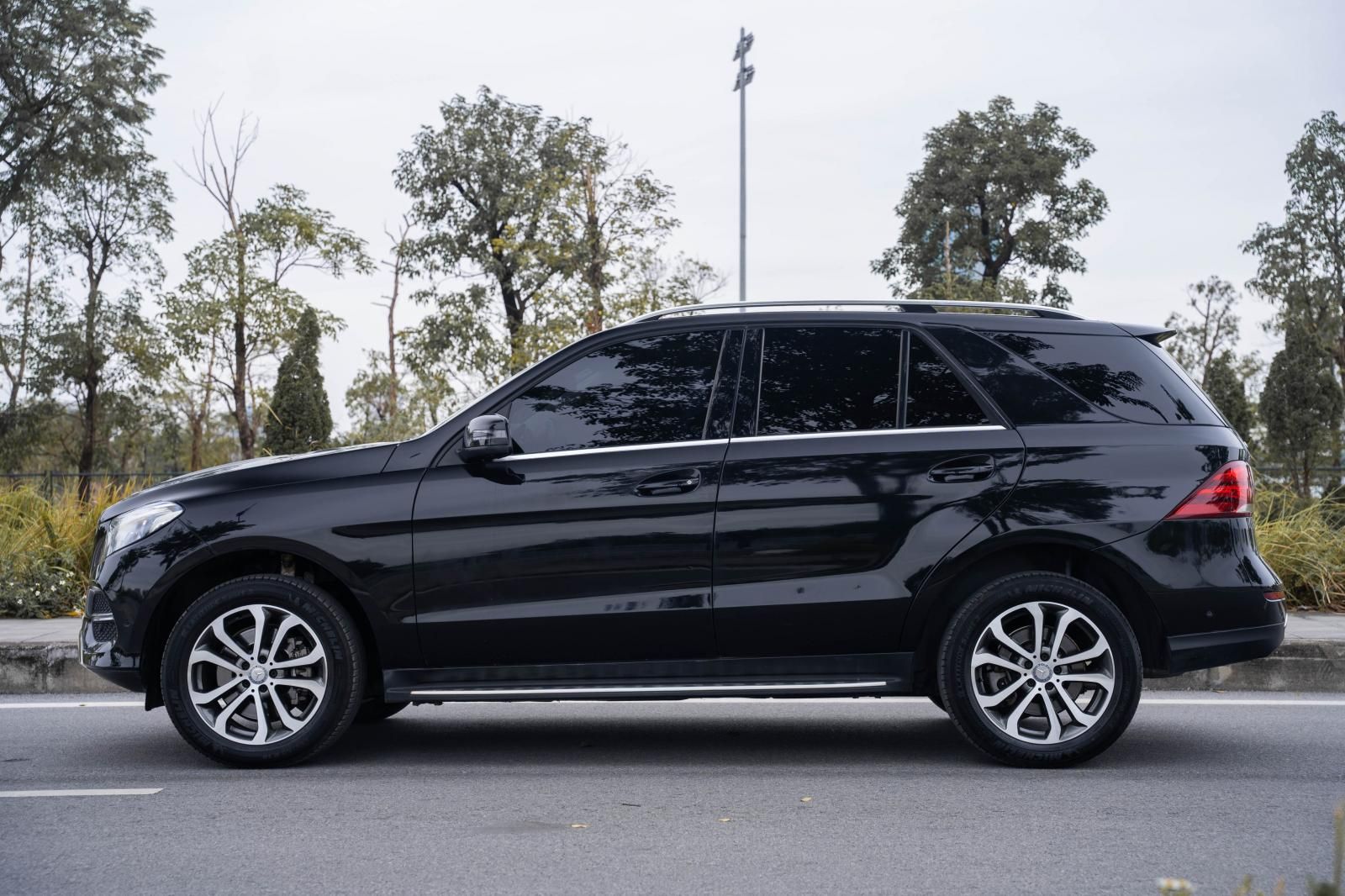 Mercedes-Benz GLE 400 2016 - Màu đen, nội thất kem