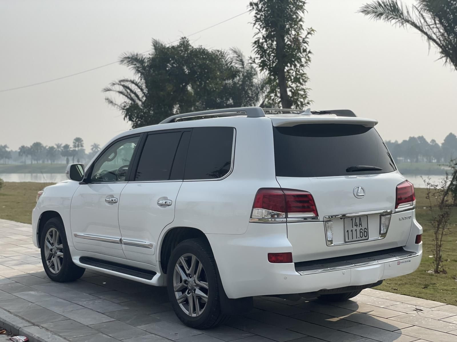 Lexus LX 570 2013 - Xe màu trắng, nhập khẩu