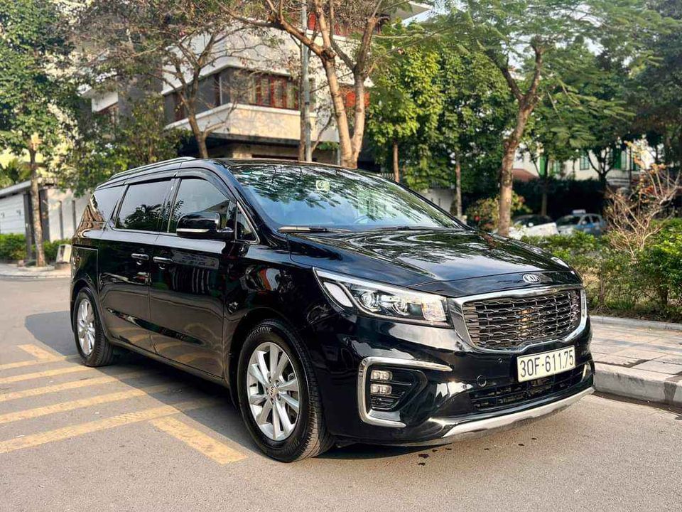 Kia Sedona 2018 - Màu đen, 850tr